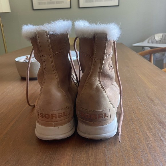Sorel Tan Winter Boots with White Fur Trim - Picture 4 of 8